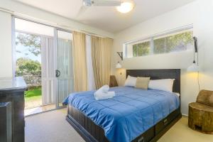 um quarto com uma cama com um bicho de peluche em Drift South Apartments by Kingscliff Accommodation em Casuarina