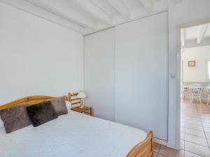 En eller flere senge i et værelse på Maison T2 avec Mezzanine pour 5 pers, Proche Océan, Centre et Activités - FR-1-521-153 + 2 billeder