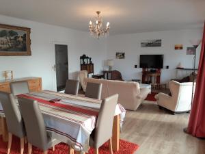 - une salle à manger et un salon avec une table et des chaises dans l'établissement Appartement Saint-Jean-de-Luz, 4 pièces, 6 personnes - FR-1-239-598, à Saint-Jean-de-Luz
