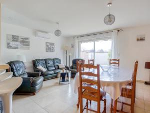 Χώρος καθιστικού στο Maison T5 à Biscarrosse avec 4 chambres, clim, WIFI, terrasse, proche activités et plages - FR-1-521-156 +2 φωτογραφίες