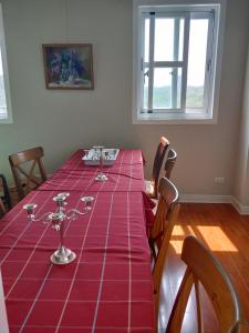 uma mesa de jantar com uma toalha de mesa vermelha em 葛萊絲鄉村小屋 Glass Country loft em Cidade de Hsinchu