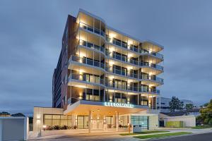 un rendimiento de un edificio con luces encendidas en Littomore Suites Kingswood, en Penrith