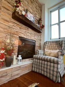 un soggiorno con divano e camino di 葛萊絲鄉村小屋 Glass Country loft a Hsinchu