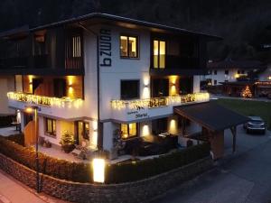 duży biały budynek z oświetleniem w nocy w obiekcie Apartment in Mayrhofen near Ski Lifts w Mayrhofen