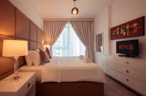 Säng eller sängar i ett rum på Signature Burj Khalifa And Fountain View Residence