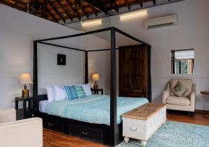 Vuode tai vuoteita majoituspaikassa SaffronStays Amancio, Bardez - portugese-style luxury pool villa in North Goa