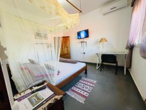 Piccola camera con letto e scrivania. di Régina Lodge Diégo Suarez Madagascar a Antsiranana