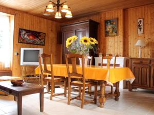 comedor con mesa amarilla y sillas en Maison La Brée-les-Bains, 3 pièces, 4 personnes - FR-1-246A-74, en La Brée-les-Bains