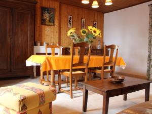 comedor con mesa amarilla y sillas en Maison La Brée-les-Bains, 3 pièces, 4 personnes - FR-1-246A-74, en La Brée-les-Bains