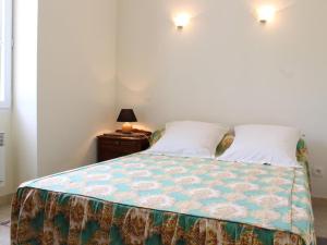 1 dormitorio con 1 cama con 2 almohadas y mesa en Maison La Brée-les-Bains, 3 pièces, 4 personnes - FR-1-246A-74, en La Brée-les-Bains
