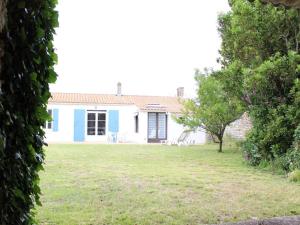 Κήπος έξω από το Maison au calme à 400m de la plage, La Brée-les-Bains, jardin clos, véranda, 2 chambres, 4 couchages - FR-1-246A-74