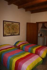 2 camas con mantas de colores en una habitación en JLL Room, en Foggia