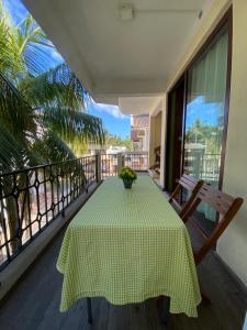 a table on a balcony with a view of the ocean at 2 pokojový byt ve Flic en Flac Mauricius in Flic-en-Flac