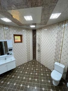 uma casa de banho com um WC e um lavatório em Guest house in Qabala em Gabala