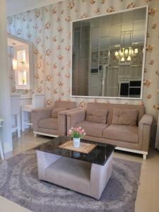 - un salon avec un canapé et une table dans l'établissement Gemintang House At Arcadia Residence, à Cireungit