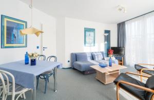 ein Wohnzimmer mit einem blauen Tisch und einem Sofa in der Unterkunft null Haus Frisia, Whg 404 in Sankt Peter-Ording