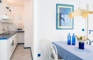 eine Küche mit einem Tisch mit blauen Vasen darauf in der Unterkunft null Haus Frisia, Whg 404 in Sankt Peter-Ording