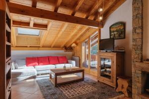 ein Wohnzimmer mit einem weißen Sofa und einem TV in der Unterkunft Village des Oursons C - Happy Rentals in Chamonix-Mont-Blanc