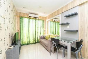 een woonkamer met een bank en een tafel bij RedLiving Apartemen Sentra Timur Residence - Myroom id Tower Green in Jakarta