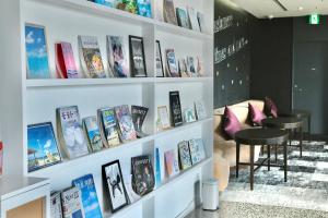 Η βιβλιοθήκη του ξενοδοχείου