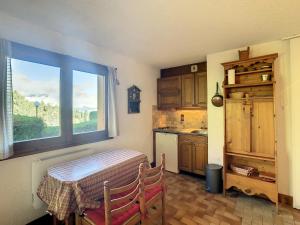 eine Küche mit einem Tisch und einem Fenster in der Unterkunft Studio Combloux, 2 pièces, 4 personnes - FR-1-560-40 in Combloux