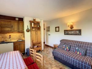 ein Wohnzimmer mit einem Sofa und einer Küche in der Unterkunft Studio Combloux, 2 pièces, 4 personnes - FR-1-560-40 in Combloux