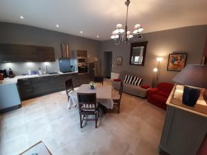 eine Küche und ein Wohnzimmer mit Tisch und Stühlen in der Unterkunft T2 de Standing avec Jardin, Terrasse et WI-FI au Centre de La Roche-Posay - FR-1-541-67 in La Roche-Posay