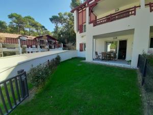 vistas al patio trasero de una casa en Appartement Soorts-Hossegor, 2 pièces, 4 personnes - FR-1-239-583, en Soorts-Hossegor