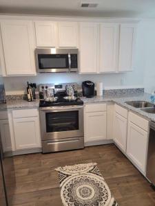 A kitchen or kitchenette at SC 3755 New 2 bedroom Townhouse Ft Jackson & USC