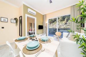 a dining room with a table and chairs and a large window at Modern Flat with Shared Pool and Balcony in Alanya in Avsallar