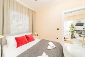 Modern Flat with Shared Pool and Balcony in Alanya 객실 침대