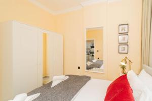 a bedroom with a large white bed and a mirror at Modern Flat with Shared Pool and Balcony in Alanya in Avsallar