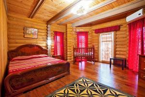 1 dormitorio con 1 cama en una cabaña de madera en Hobza Hutor, en Loo