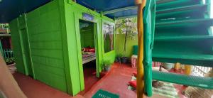 une maison de jeu verte avec un mur vert dans l'établissement luna beach home & cabanas, à Galle 54 autres photos