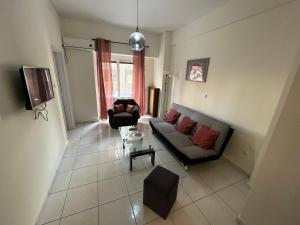 Televízia a/alebo spoločenská miestnosť v ubytovaní Cozy n easy flat in Exarchia!