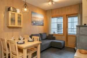 Ski-Inn RukaTonttu في روكا: غرفة معيشة مع أريكة وطاولة
