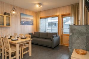 - un salon avec un canapé et une table dans l'établissement Ski-Inn RukaTonttu, à Ruka