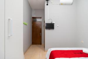 Postel nebo postele na pokoji v ubytování RedDoorz near RS Sari Asih Cipondoh