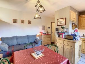 Il comprend un salon avec un canapé et une table. dans l'établissement Appartement Combloux, 2 pièces, 4 personnes - FR-1-560-20, à Combloux