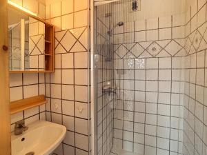 een badkamer met een douche en een wastafel bij Appartement Combloux, 3 pièces, 6 personnes - FR-1-560-5 in Combloux