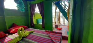 - une chambre avec un lit dans une salle de jeux dans l'établissement luna beach home & cabanas, à Galle
