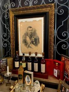 un gruppo di bottiglie di vino sedute su un tavolo di La Villa des Remparts a Labastide-dʼArmagnac