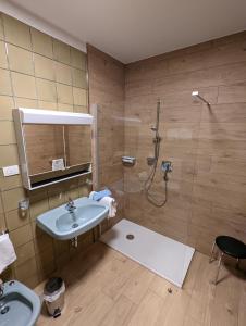 łazienka z prysznicem i umywalką w obiekcie Residence Tempele w mieście San Candido +24 zdjęcia