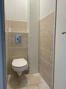 une petite salle de bain avec toilettes et douche dans l'établissement Les locations Cinaureva « La Baie des Îles », à La Londe-les-Maures 11 autres photos