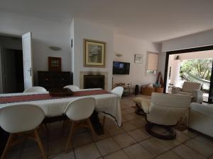 ein Wohnzimmer mit einem Tisch und Stühlen in der Unterkunft Villa Pyla-sur-Mer, 5 pièces, 9 personnes - FR-1-420-94 in La Teste-de-Buch