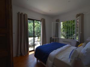 ein Schlafzimmer mit einem Bett und einem großen Fenster in der Unterkunft Villa Pyla-sur-Mer, 5 pièces, 9 personnes - FR-1-420-94 in La Teste-de-Buch