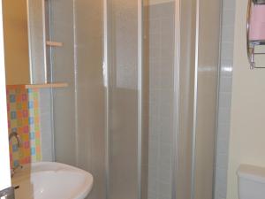 Ванна кімната в Appartement Mont-Dore, 2 pièces, 4 personnes - FR-1-415-92