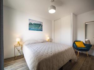 een slaapkamer met een bed en een schilderij aan de muur bij Appartement Saint-Jean-de-Luz, 2 pièces, 4 personnes - FR-1-239-522 in Saint-Jean-de-Luz