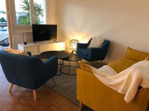 ein Wohnzimmer mit 2 Stühlen, einem Sofa und einem TV in der Unterkunft Appartement Ciboure, 4 pièces, 6 personnes - FR-1-239-554 in Ciboure