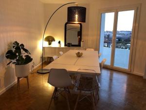 a dining room with a table and chairs and a mirror at Ciboure : T4 spacieux avec balcon et véranda, proche golf - FR-1-239-554 in Ciboure